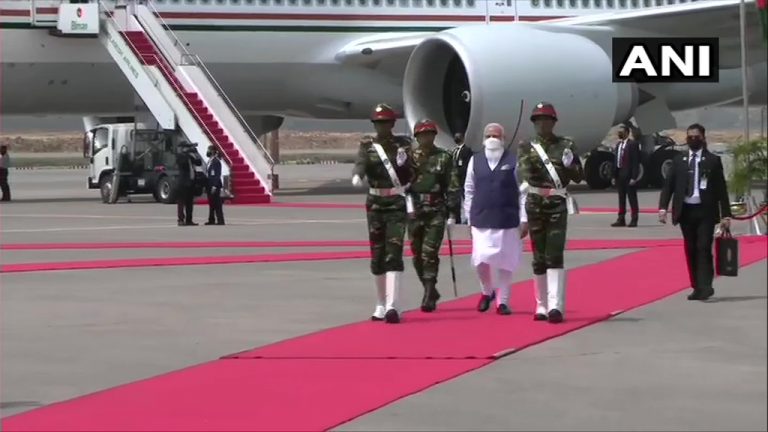 ढाका में प्रधानमंत्री नरेंद्र मोदी ने बांग्लादेश के विदेश मंत्री अब्दुल मोमिन के साथ की बैठक