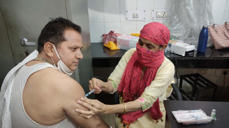 ਜਿਲ੍ਹਾ ਲੋਕ ਸੰਪਰਕ ਅਫਸ਼ਰ ਪਠਾਨਕੋਟ ਨੇ ਕਰੋਨਾ ਤੋਂ ਬਚਾਓ ਲਈ ਪਹਿਲੀ ਡੋਜ ਲਗਾ ਕੇ ਹੋਰਨਾਂ ਨੂੰ ਵੈਕਸੀਨ ਲਈ ਕੀਤਾ ਪ੍ਰੇਰਿਤ