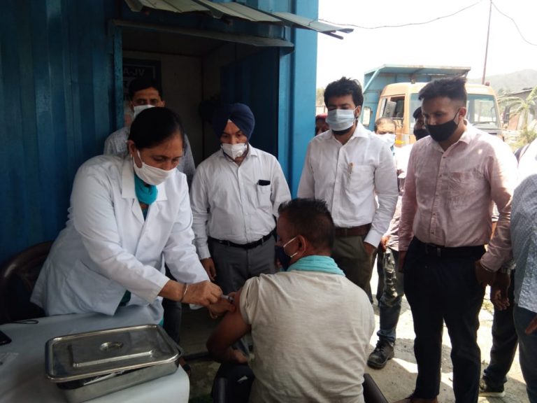 ਜਿਲਾ ਕਾਨੂੰਨੀ ਸੇਵਾਵਾਂ ਅਥਾਰਟੀ, ਪਠਾਨਕੋਟ ਵਲੋਂ ਸਾਹਪੁਰਕੰਡੀ ਡੈਮ ਤੇ ਕਰੋਨਾ ਤੋਂ ਬਚਾਓ ਲਈ ਲਗਾਇਆ ਗਿਆ ਵੈਕਸੀਨੇਸ਼ਨ ਕੈਂਪ |