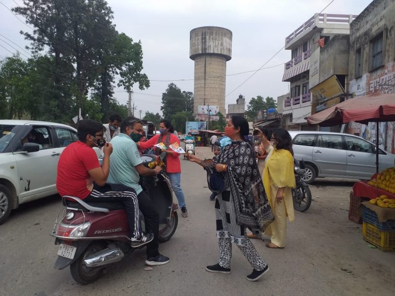 संयम व जागरूकता से करें महामारी का मुकाबला: नीति तलवाड़। माता चिंतापूर्णी चौंक में कैंप लगा कर लोगों को बांटे मास्क।