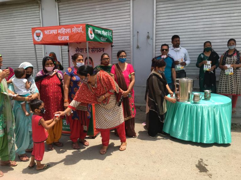 कोरोना के खिलाफ लड़ाई में समाज सेवियों  की भूमिका सरहाहनीय: नीति तलवाड़।