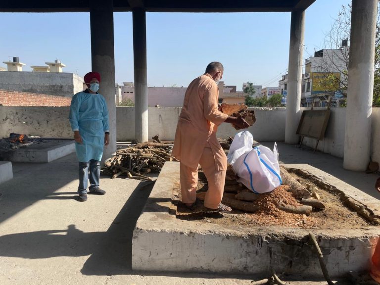 ज़िला प्रशासन ने कोविड के शक्की मृतक व्यक्ति का पूरे सम्मान के साथ किया अंतिम संस्कार |