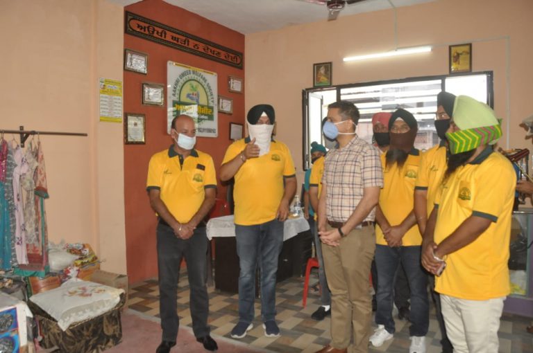 डिप्टी कमिश्नर और सीचेवाल ने ज़रूरतमंदों के लिए 11 रुपए में मिलने वाली आक्सीजन से लैस एंबुलैंस की शुरुआत की |