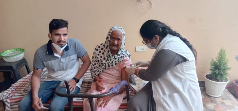 ਜ਼ਿਲ੍ਹੇ ’ਚ ਚਾਰ ਲੱਖ ਤੋਂ ਉਪਰ ਪਹੁੰਚਿਆ ਕੋਵਿਡ ਟੀਕਾਕਰਨ ਦਾ ਅੰਕੜਾ, ਹੁਣ ਤੱਕ 421876 ਲਾਭਪਾਤਰੀਆਂ ਦਾ ਹੋ ਚੁੱਕਾ ਹੈ ਟੀਕਾਕਰਨ : ਅਪਨੀਤ ਰਿਆਤ