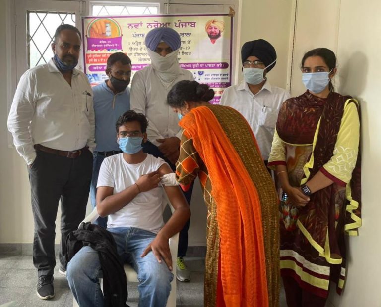 ਮਿਸ਼ਨ ਫਤਿਹ ਤਹਿਤ ਅਕਾਲਗੜ੍ਹ ਵਿਖੇ ਲਗਾਏ ਕੋਵਿਡ ਵੈਕਸੀਨੇਸ਼ਨ ਕੈੰਪ ਦਾ ਜ਼ਿਲ੍ਹਾ ਟੀਕਾਕਰਨ ਅਫਸਰ ਨੇ ਲਿਆ ਜਾਇਜਾ |