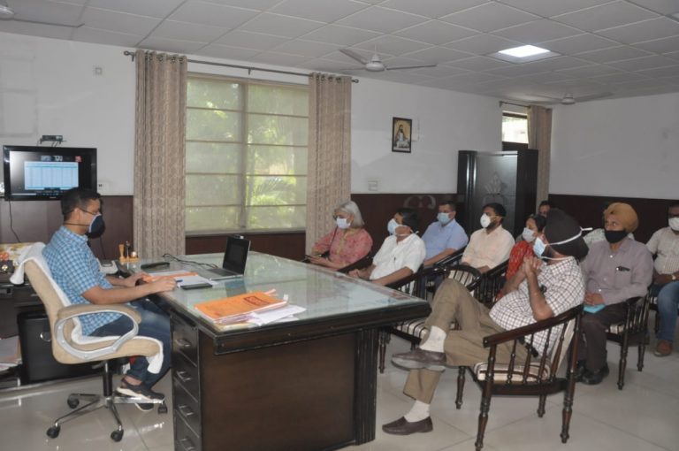 घनश्याम थोरी ने शनिवार को टीकाकरण अभियान की देखरेख के लिए एक आभासी समीक्षा बैठक की |