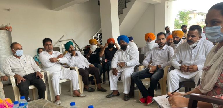 ਐਮ.ਪੀ ਮਨੀਸ਼ ਤਿਵਾੜੀ ਨੇ ਕੀਤੀ ਵੱਖ-ਵੱਖ ਪਿੰਡਾਂ ਦੇ ਸਰਪੰਚਾਂ, ਪੰਚਾਂ ਨਾਲ ਮੁਲਾਕਾਤ |