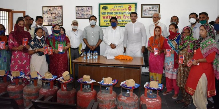 ਸੁੰਦਰ ਸ਼ਾਮ ਅਰੋੜਾ ਨੇ ਪਨਕੈਂਪਾ ਤਹਿਤ ਮਾਂਝੀ ਪਿੰਡ ਦੇ 68 ਲਾਭਪਾਤਰੀਆਂ ਨੂੰ ਸੌਂਪੇ ਗੈਸ ਕੁਨੈਕਸ਼ਨ |