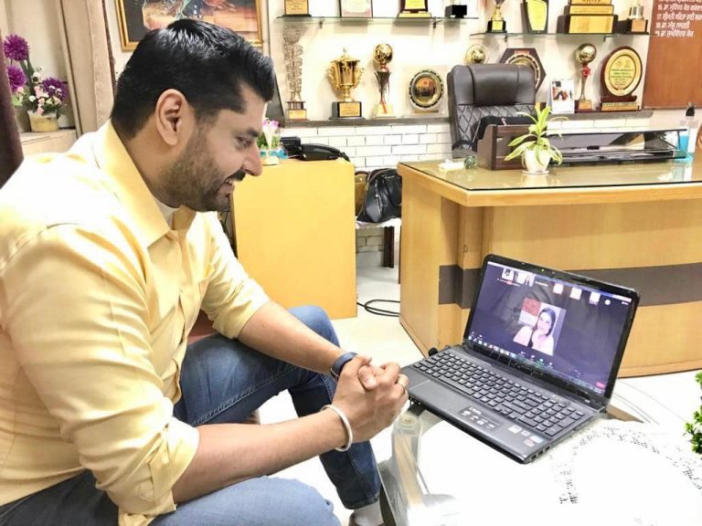 सुखविंदर सिंह बिंद्रा ने राज्य के सभी स्कूलों, कॉलेजों और विश्वविद्यालयों में “हैप्पीनेस प्रोग्राम” के लिए बल्लेबाजी की |