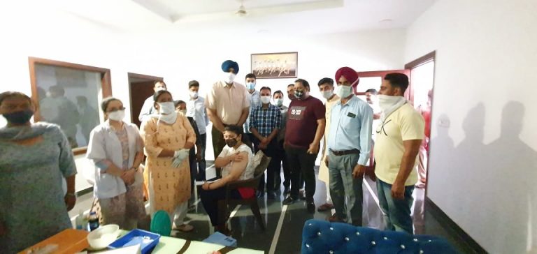 ਅੰਮ੍ਰਿਤਸਰ ਕੈਂਪ ਵਿੱਚ 150 ਲੋਕਾਂ ਨੂੰ ਲਗਾਇਆ ਗਿਆ ਕੋਵਿਡ ਵੈਕਸੀਨ