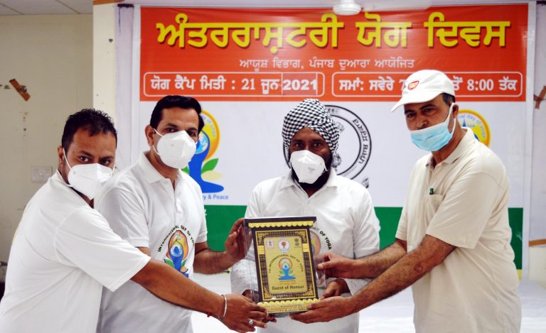 ਕੋਵਿਡ ਹਦਾਇਤਾਂ ਨੂੰ ਧਿਆਨ ਵਿੱਚ ਰੱਖਦਿਆਂ ਜ਼ਿਲ੍ਹਾ ਪ੍ਰਸ਼ਾਸ਼ਨ  ਵੱਲੋਂ ਜ਼ਿਲ੍ਹਾ ਪ੍ਰਬੰਧਕੀ ਕੰਪਲੈਕਸ, ਪਠਾਨਕੋਟ ਵਿਖੇ ਮਨਾਇਆ ਗਿਆ 7ਵਾਂ ਇੰਟਰਨੇਸਨਲ ਯੋਗਾ ਦਿਵਸ |