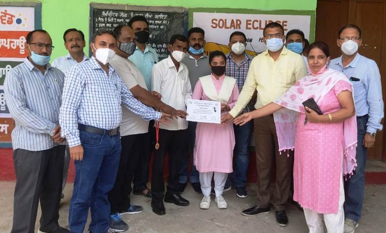 ਈ-ਸਬਦ ਵੀਡੀਓ ਮੁਕਾਬਲੇ ਦੀ ਸਟੇਟ ਵਿਜੇਤਾ ਕਿ੍ਰਤਿ੍ਰਕਾ ਸਕੂਲ ਸਟਾਫ ਵੱਲੋਂ ਸਨਮਾਨਿਤ।