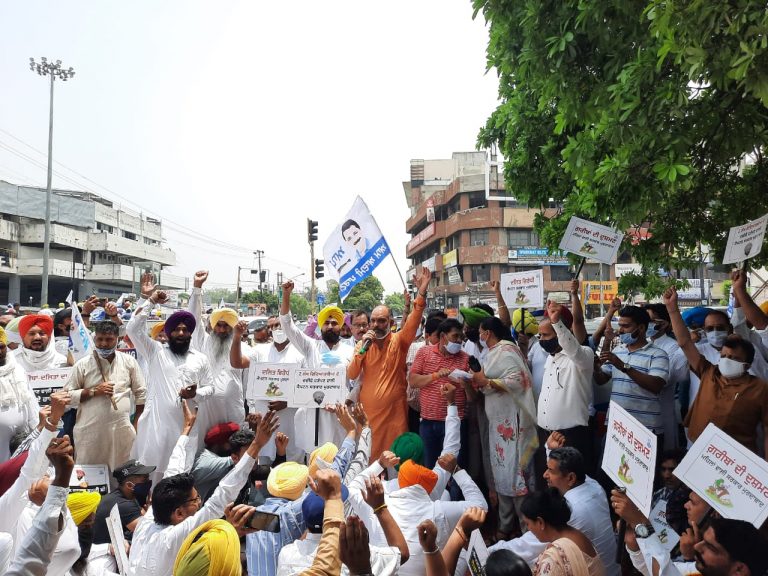 आम आदमी पार्टी ने पोस्ट मैट्रिक स्कॉलरशिप घोटाला करने वाली सरकार के विरुद्ध किया पुतला फूंक प्रदर्शन |