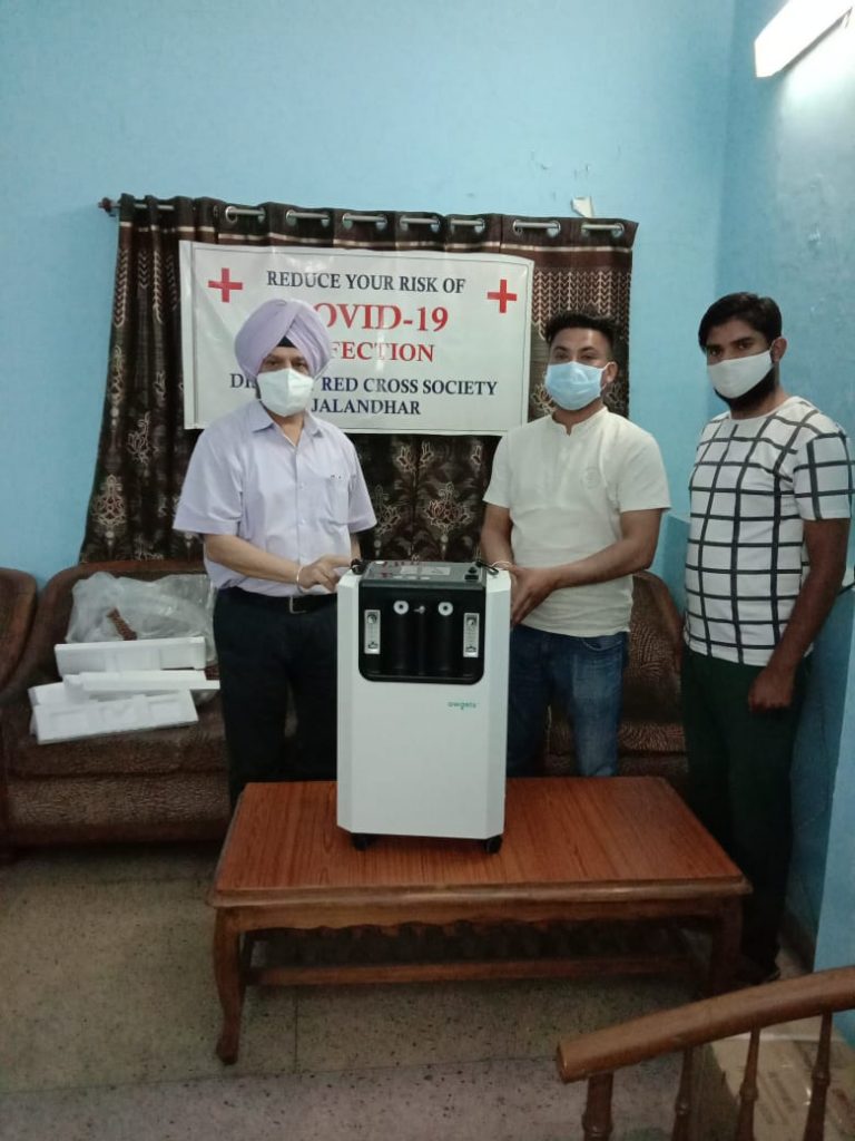 आक्सीजन कंसंट्रेटर बैंक ने 105 व्यक्तियों को दी ज़िन्दगी  रोज़ 5 व्यक्ति ले रहे हैं बैंक की सेवाएं |
