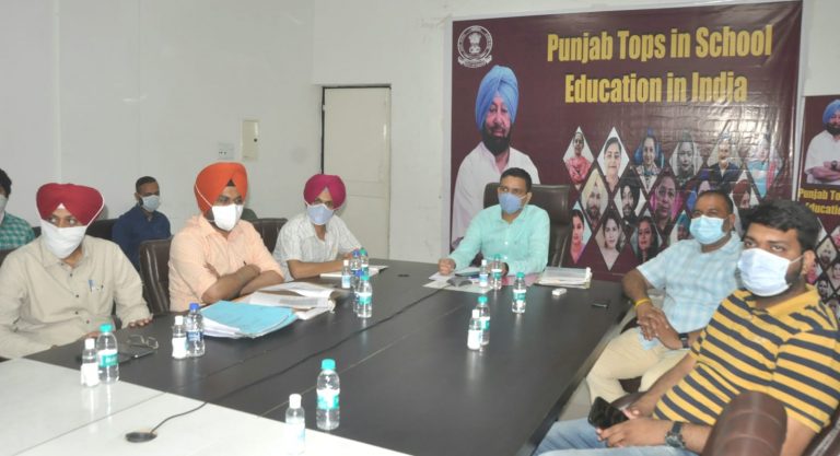 ਪੰਜਾਬ ਨੂੰ ਸਿੱਖਿਆ ਦੇ ਖੇਤਰ ਵਿੱਚ ਮੋਹਰੀ ਸੂਬਾ ਬਣਾਉਣ ‘ਤੇ ਅਧਿਆਪਕਾਂ ਨੂੰ ਮੁਬਾਰਕਬਾਦ ਦੇਣ ਲਈ ਮੁੱਖ ਮੰਤਰੀ ਨਾਲ ਸ਼ਾਮਲ ਹੋਏ ਵਿਧਾਇਕ ਅਤੇ ਡਿਪਟੀ ਕਮਿਸ਼ਨਰ |