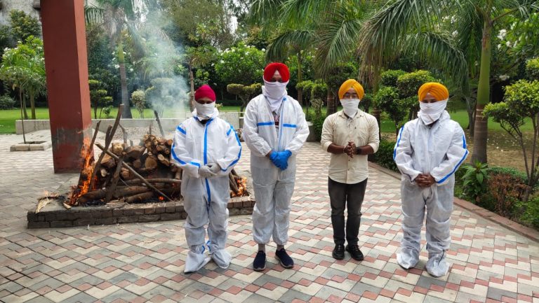 किसी के मृतक शरीर पर दावा न किये जाने पर प्रशासन ने निभाई कोविड प्रभावित व्यक्ति के अंतिम संस्कार की रस्में |