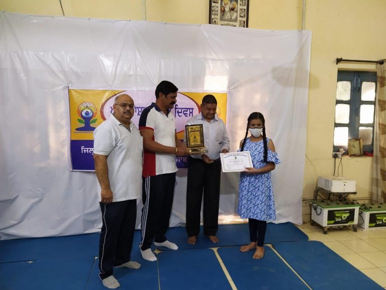 आयुर्वेद विभाग ने डिप्टी कमिश्नर के नेतृत्व में मनाया सातवां अंतराष्ट्रीय योग दिवस |