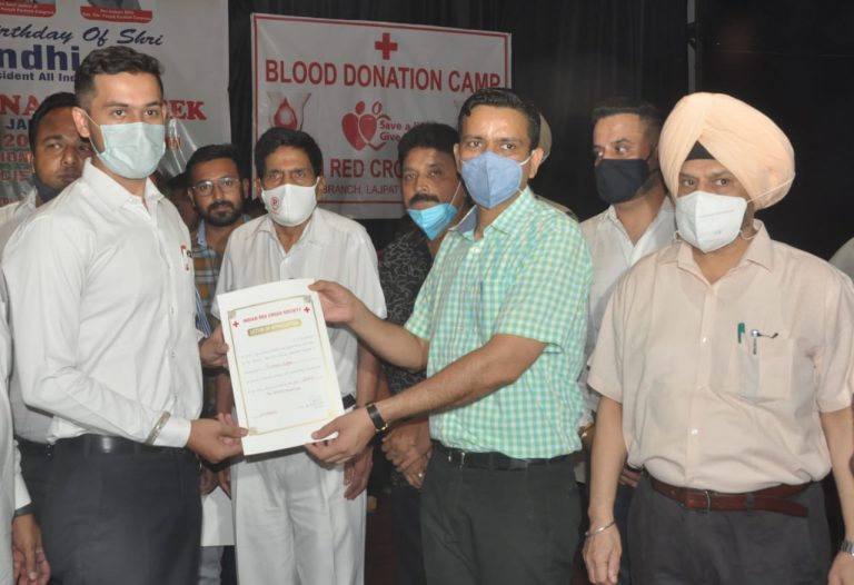 विश्व खूनदाता दिवस पर डिप्टी कमिश्नर ने ख़ूनदान कर किया कैंप का उदघाटन |