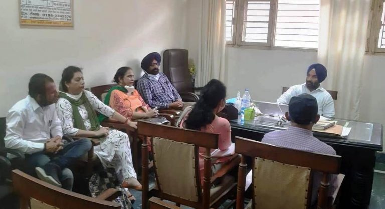 ਜਿਲ੍ਹਾ ਕਾਨੂੰਨੀ ਸੇਵਾਵਾਂ ਅਥਾਰਟੀ, ਪਠਾਨਕੋਟ ਵਲੋਂ ਜਿਲ੍ਹਾ ਬਾਲ ਸੁਰੱਖਿਆ ਅਤੇ ਚਾਇਲਡ ਵੇਲਫੇਅਰ ਕਮੇਟੀ ਦੇ ਮੈਂਬਰਾ ਨਾਲ ਮੀਟਿੰਗ ਕੀਤੀ ਗਈ ।