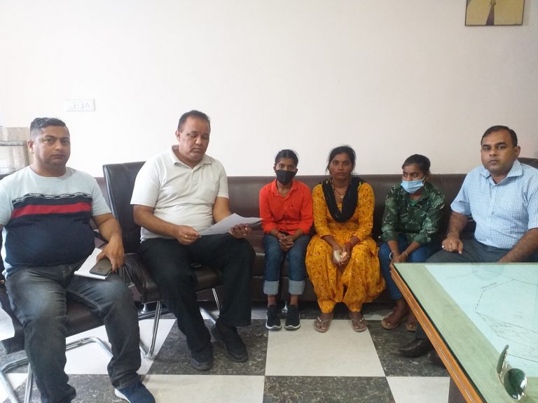 पीडि़त बच्चियों ने संजीव तलवाड़ से लगाई जान बचाने की गुहार।