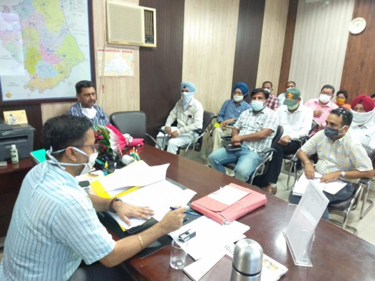 ਸੰਭਾਵਿਤ ਹੜ੍ਹਾਂ ਨਾਲ ਨਜਿੱਠਣ ਸਬੰਧੀ ਪ੍ਰਬੰਧਾਂ ਨੂੰ ਲੈ ਕੇ ਐਸ.ਡੀ.ਐਮ ਨੇ ਕੀਤੀ ਵੱਖ-ਵੱਖ ਵਿਭਾਗਾਂ ਦੇ ਅਧਿਕਾਰੀਆਂ ਨਾਲ ਮੀਟਿੰਗ