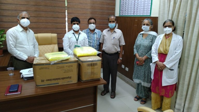 ਜਿਲ੍ਹਾ ਰੈਡ ਕਰਾਸ ਸੁਸਾਇਟੀ ਵੱਲੋ ਸਿਵਲ ਹਸਪਤਾਲ, ਮੁਹਾਲੀ ਦੇ ਡਾਕਟਰਾਂ ਲਈ 200 ਕੋਵਿਡ ਕਿੱਟਾ ਮੁਹੱਈਆ ਕਰਵਾਈਆਂ ਗਈਆਂ