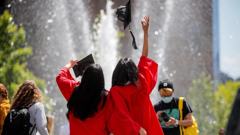 विदेशी विश्वविद्यालयों में भारतीय छात्रों के लिए यात्रा प्रतिबंधों को कम करने के प्रयास कर रहे हैं: केंद्र