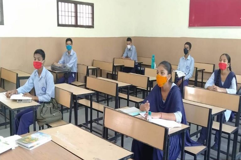 कल से खुलेंगे स्कूल, पंजाब के अहमदगढ़ में टीकाकरण कराने के लिए शिक्षकों की भीड़