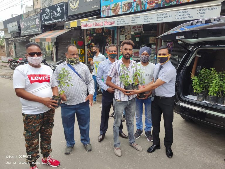 जी.एस.एस.एल. सेवा सोसायटी ने लोगों को बांटे तुलसी के पौधे।