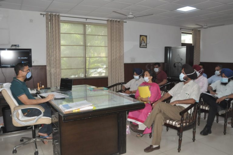 डिप्टी कमिश्नर ने आधिकारियों को राज्य सरकार के लोग कल्याण प्रोगरामों को लागू करने में पहले स्थान को बरकरार रखने के आदेश दिए