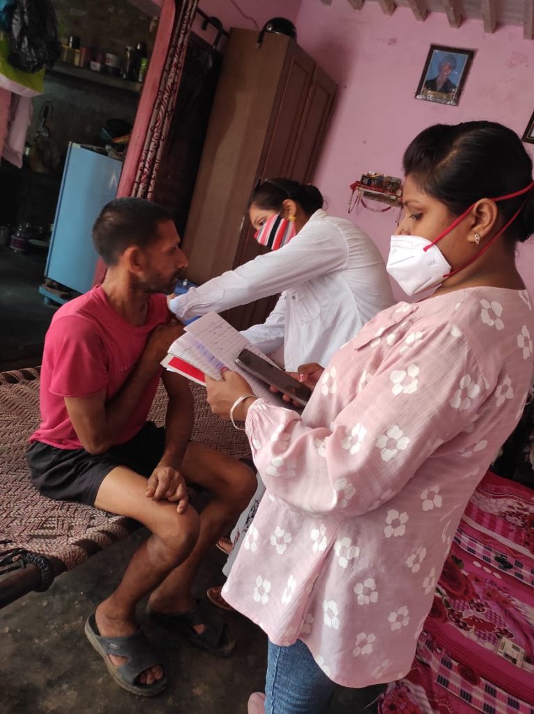 प्रशासन की तरफ से दिव्यांग व्यक्तियों के घर में टीकाकरण अभियान में तेज़ी, 949 योग्य लाभपातरियों ने घर में प्राप्त की वैक्सीन की ख़ुराक: डिप्टी कमिश्नर घनश्याम थोरी