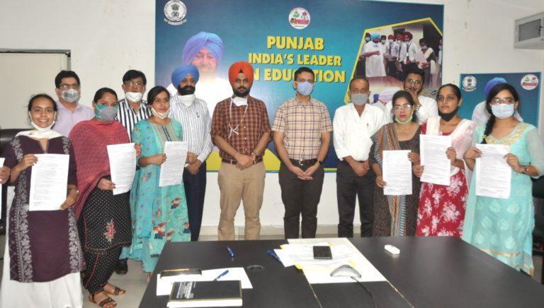 विधायक और डिप्टी कमिश्नर ने नए चुने गए 32 अध्यापकों को सौपें नियुक्ती पत्र