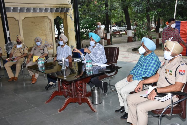 ਪੁਲਿਸ ਕਮਿਸ਼ਨਰ ਨੇ ਬੈਂਕਾਂ ਅਤੇ ਵਿੱਤੀ ਸੰਸਥਾਵਾਂ ਨੂੰ ਸੀ.ਸੀ.ਟੀ.ਵੀ. ਕੈਮਰੇ, ਅਲਾਰਮ ਪ੍ਰਣਾਲੀ ਲਗਾਉਣ ਅਤੇ ਸੁਰੱਖਿਆ ਗਾਰਡ ਤਾਇਨਾਤ ਕਰਨ ਲਈ ਕਿਹਾ