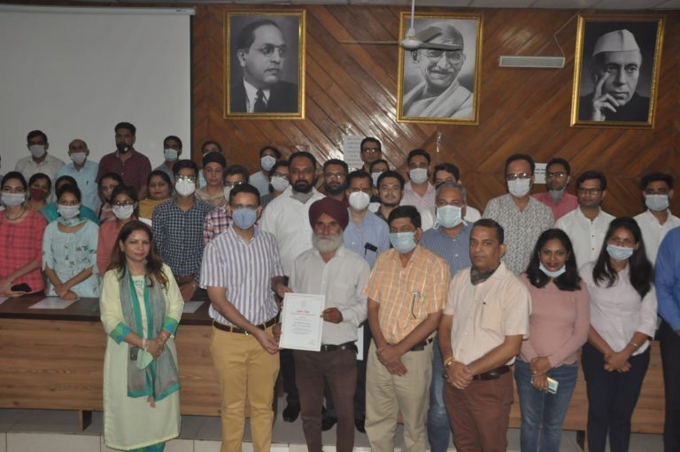 डिप्टी कमिश्नर ने कोविड -19 महामारी दौरान बढिया काम करने पर  88 कर्मचारियों को किया सम्मानित