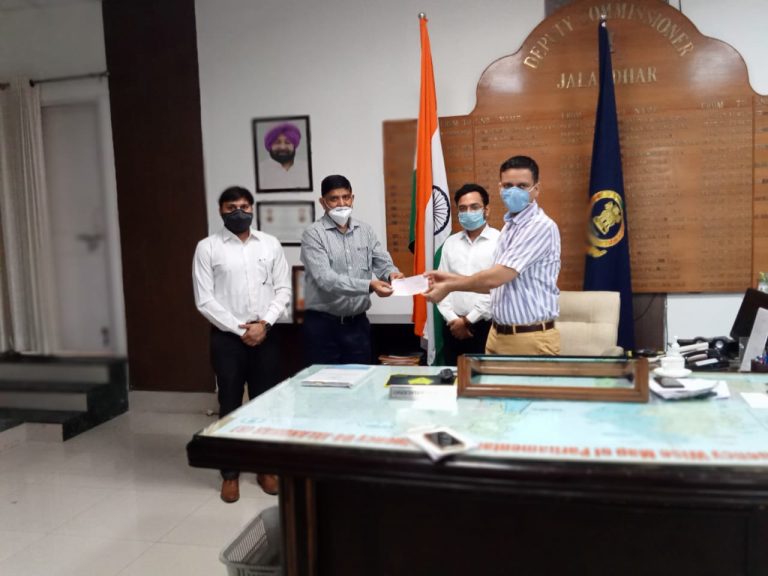 गैर सरकारी संगठन ने ज़िला राहत फंड में दिया दो लाख रुपए का योगदान