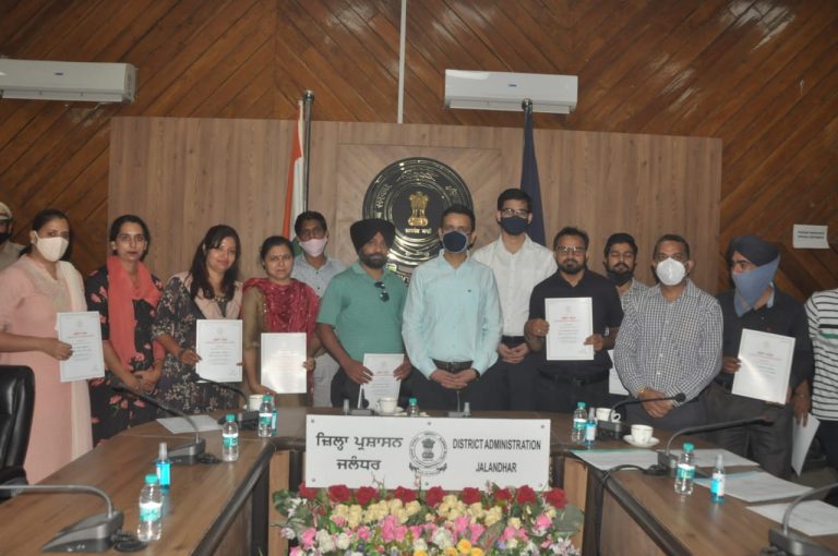 डिप्टी कमिश्नर ने कोविड प्रबंधन में बढिया भूमिका निभाने वाले 37 अधिकारी /कर्मचारियों को किया सम्मानित