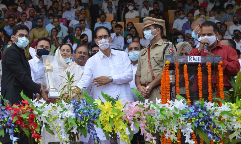 ਅੱਜ ਸਪੋਰਟ ਸਟੇਡੀਅਮ ਲਮੀਣੀ ਪਠਾਨਕੋਟ ਵਿਖੇ ਜਿਲ੍ਹਾ ਪੱਧਰੀ 75ਵਾਂ ਅਜਾਦੀ ਦਿਵਸ ਮਨਾਇਆ ਗਿਆ।