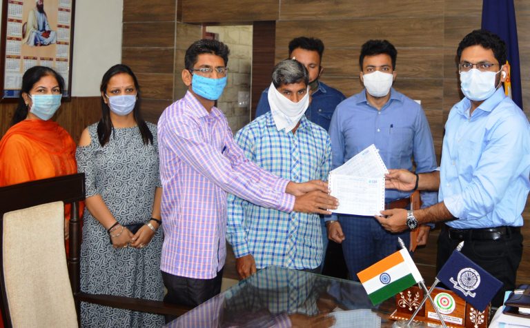 ਕੰਸਟਰਕਸ਼ਨ ਵਰਕਰਜ਼ ਵੈਲਫੇਅਰ ਬੋਰਡ  ਨਾਲ ਰਜਿਸਟਰਡ 2 ਲਾਭਪਾਤਰੀ ਨੂੰ ਉਨਾਂ ਦੇ ਘਰ ਬੇਟੀ ਪੈਦਾ ਹੋਣ ਤੇ 51-51 ਹਜਾਰ ਦੀਆਂ ਐਫ.ਡੀ.ਆਰਜ ਦਿੱਤੀਆਂ ਗਈਆ