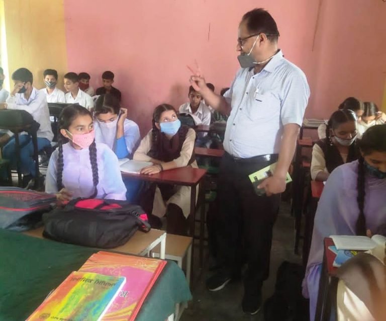 जिला शिक्षा अफसर सेकंडरी शिक्षा ने किया स्कूलों का दौरा।