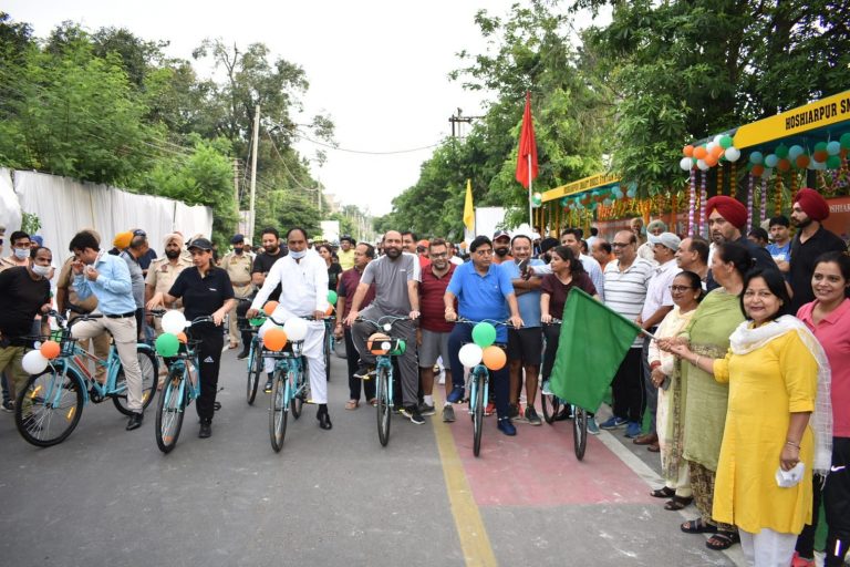 पंजाब में किसानों ने सड़क जाम की, हरियाणा के किसानों पर लाठीचार्ज को लेकर पुतला फूंका