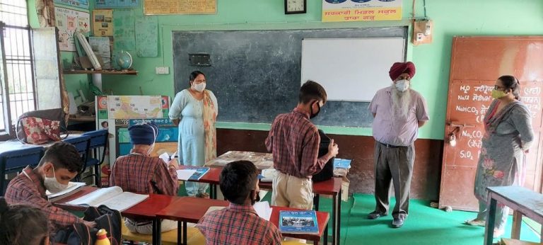 जिला शिक्षा अधिकारी (से.) होशियारपुर गुरशरण सिंह ने विभिन्न स्कूलों का किया दौरा