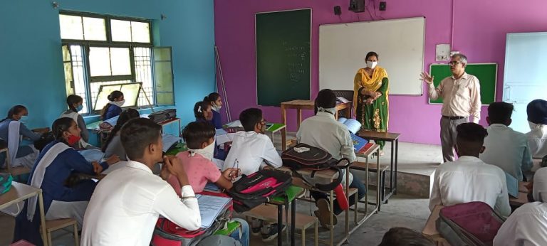 सभी कक्षाओं के लिए स्कूल खुलने के पहले दिन जिले के सरकारी स्कूलों’ में उत्साह के साथ पहुंचे विद्यार्थी।