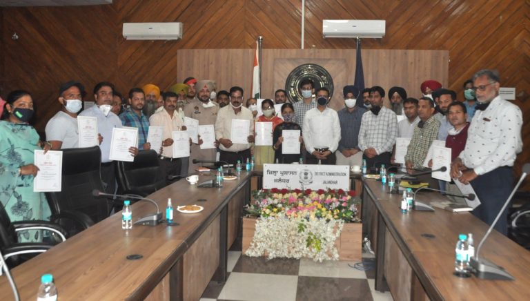 डिप्टी कमिशनर ने जालंधर में सेवा केन्द्रों में पैंडैंसी को कम करने में अच्छा प्रदर्शन करने वाले 30 आधिकारियों /कर्मचारियों को किया सम्मानित