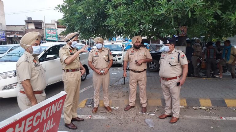 ਪੁਲਿਸ ਕਮਿਸ਼ਨਰ ਵੱਲੋਂ ਸ਼ਹਿਰ ਦਾ ਦੌਰਾ, ਅਧਿਕਾਰੀਆਂ ਨੂੰ ਸੁਰੱਖਿਆ ਪ੍ਰਬੰਧ ਪੁਖ਼ਤਾ ਕਰਨ ਦੇ ਦਿੱਤੇ ਨਿਰਦੇਸ਼