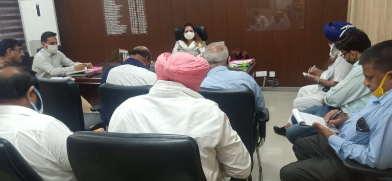 चुनाव रजिस्ट्रेशन अधिकारी ने राजनीतिक पार्टियों के प्रतिनिधियों के साथ की बैठक