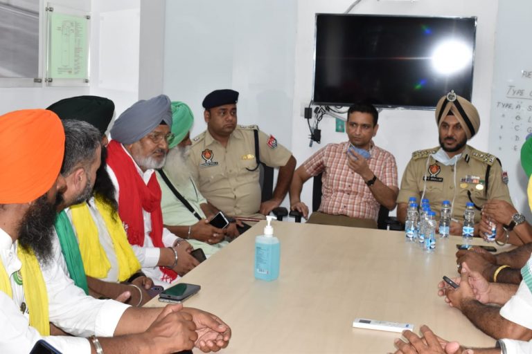 डिप्टी कमिशनर, पुलिस कमिश्नर और एस.एस.पी. ने किसान यूनियनों के साथ की मुलाकात, राष्ट्रीय राजमार्ग खोलने की अपील की