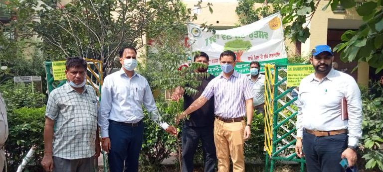 डिप्टी कमिश्नर की तरफ से 71वें राज्य स्तरीय वन महोत्सव के अवसर पर  ज़िले भर में पौधे लगाने की मुहिम की शुरुआत,  ज़िला प्रशास्निक कंपलैक्स में लगाऐ पौधे