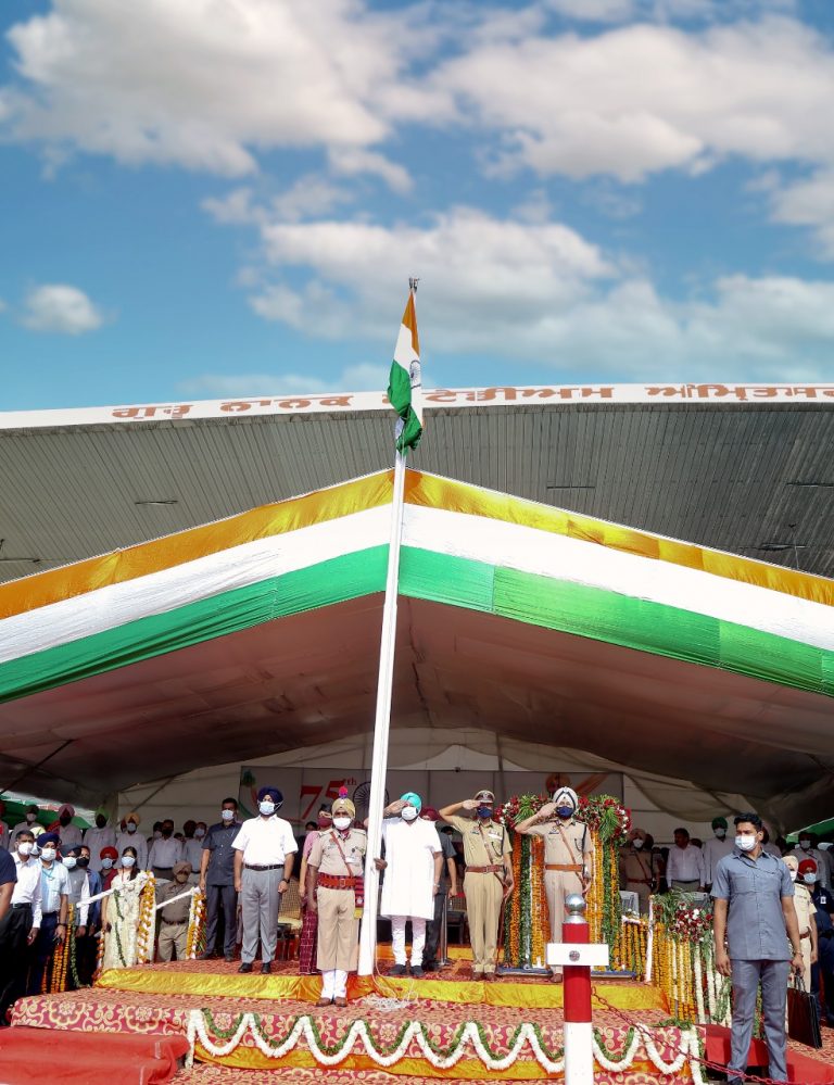 मुख्यमंत्री अमरिंदर सिंह ने रविवार को 75वें स्वतंत्रता दिवस के मौके पर अमृतसर के गांधी मैदान में राष्ट्रीय ध्वज फहराया।