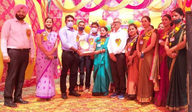 डिप्टी कमिशनर संयम अग्रवाल ने सरकारी हाई स्कूल थरियाल में 45.50 लाख की लागत के साथ बने स्मार्ट कलासरूमों का किया उद्घाटन।