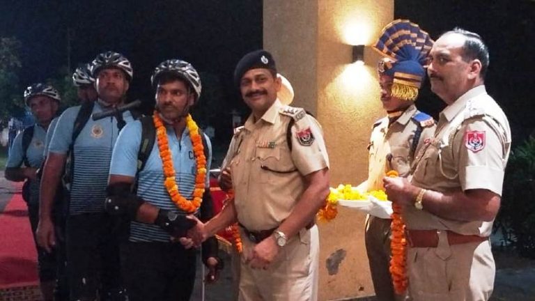 75ਵੇਂ ਅਜਾਦੀ ਅਮਰੂਤ ਮਹਾਉਤਸਵ ਨੂੰ ਸਮਰਪਿਤ ਸੀ.ਆਰ.ਪੀ.ਐਫ. ਵੱਲੋਂ ਆਯੋਜਿਤ ਸਾਇਕਲ ਰੈਲੀ ਦਾ ਜਿਲ੍ਹਾ ਪਠਾਨਕੋਟ ਵਿੱਚ ਕੀਤਾ ਸਵਾਗਤ